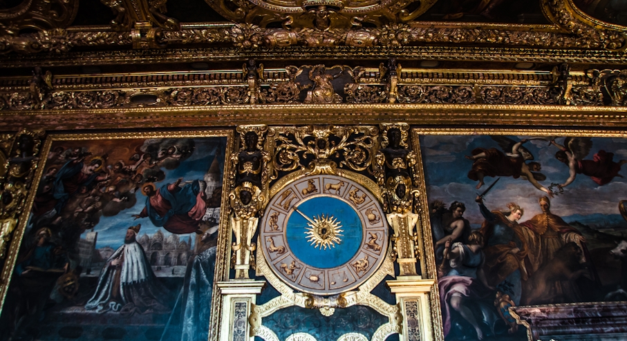 Reloj Astrológico de oro en el Palacio Ducal