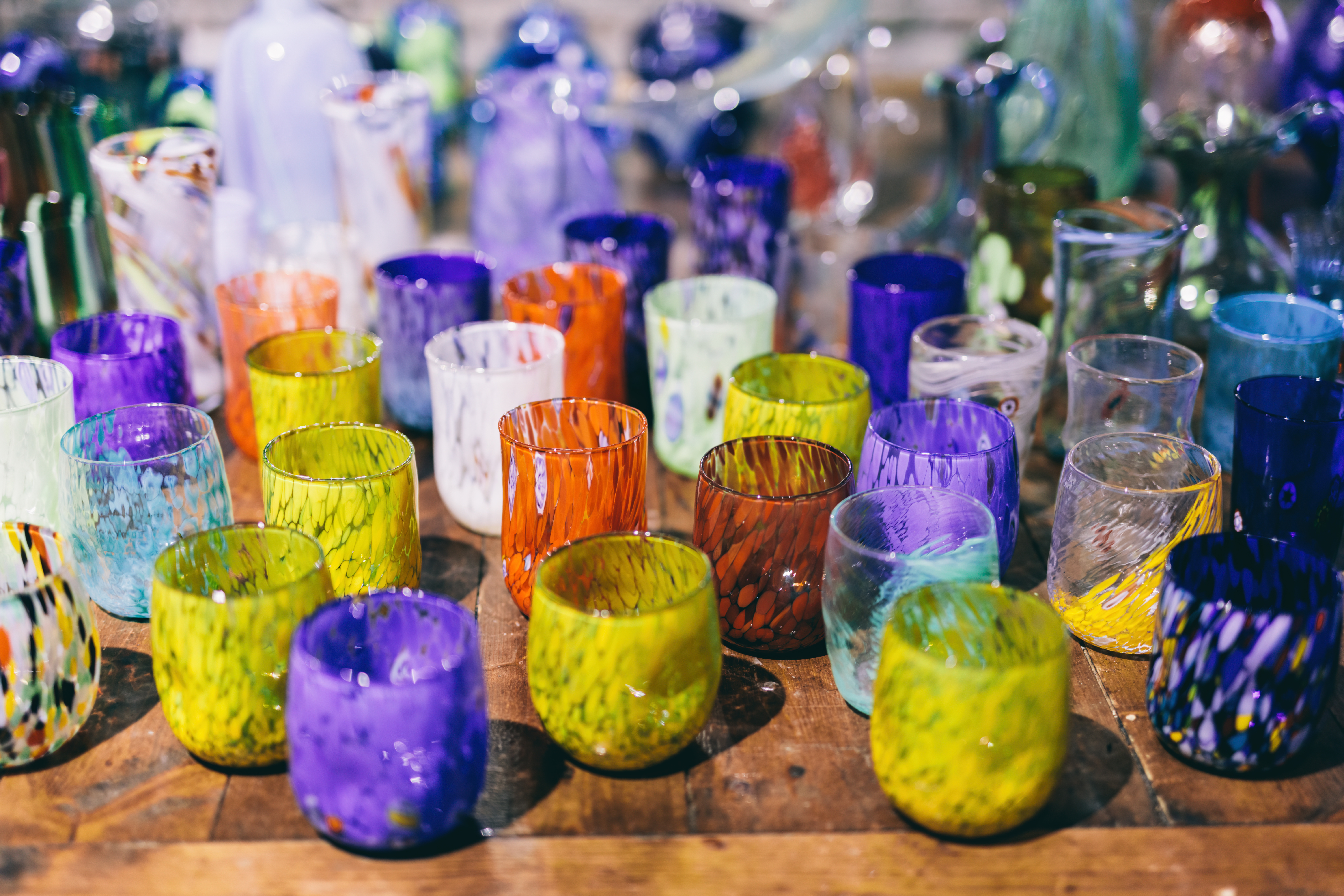 Vasos de vidrio de múltiples colores