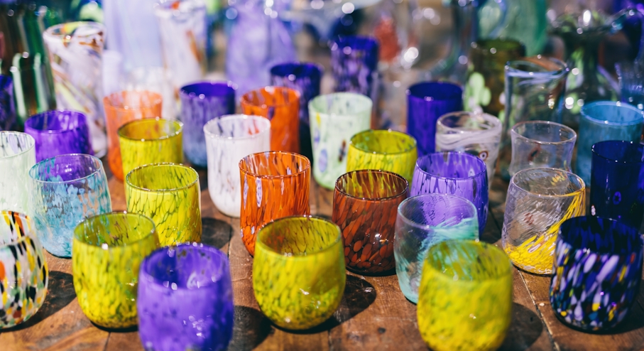 Vasos de vidrio de múltiples colores