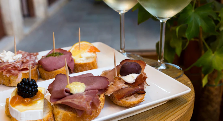 Cicchetti y copas de vino