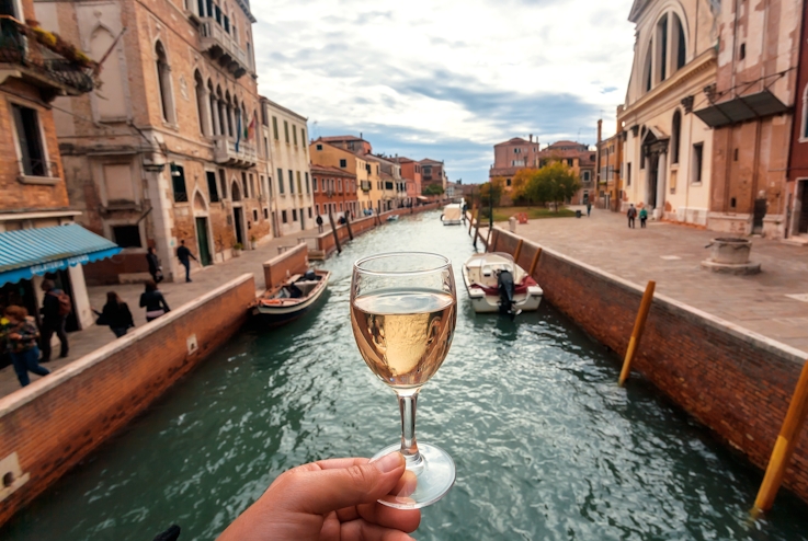Copa de vino frente al canal de Venecia