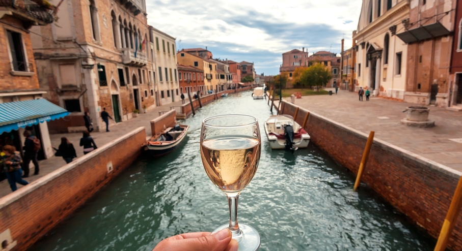Copa de vino frente al canal de Venecia