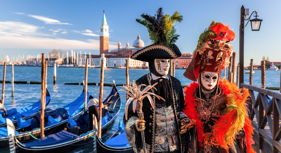 Personas disfrazadas con máscaras del Carnaval de Venecia