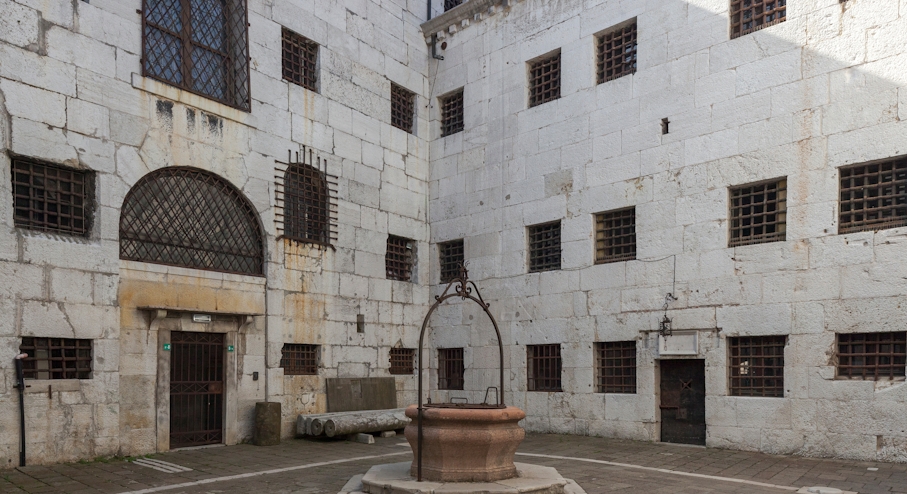 Interior del Palacio de las Prisiones