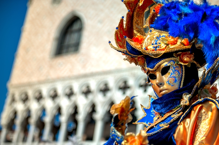 Persona con máscara de carnaval