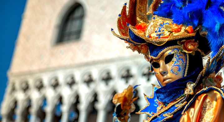 Persona con máscara de carnaval