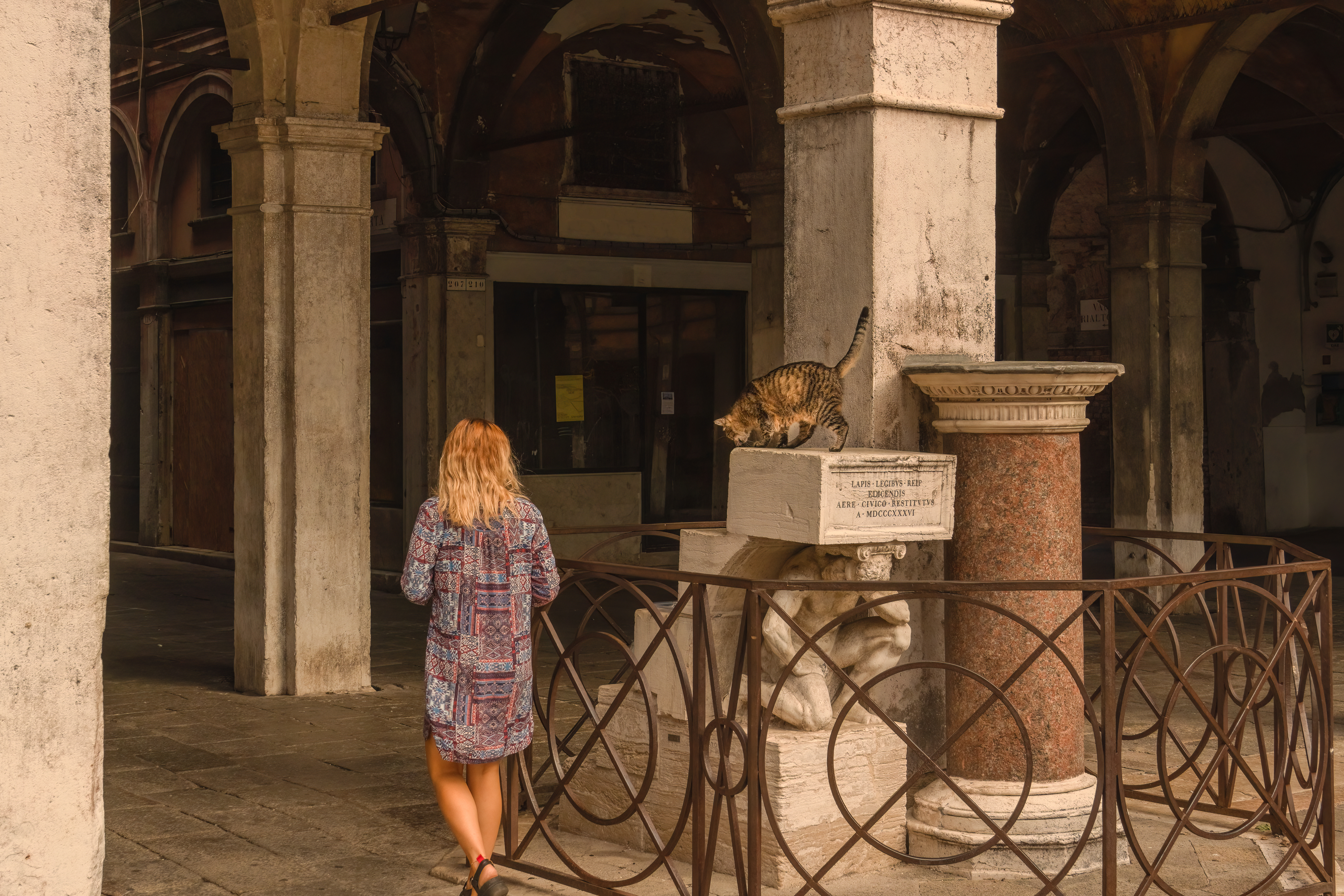 Mujer caminando por Venecia