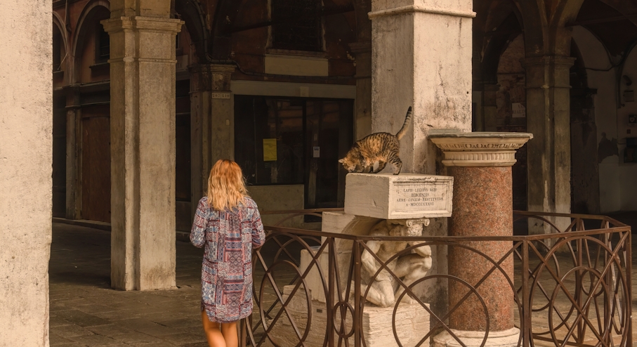 Mujer caminando por Venecia