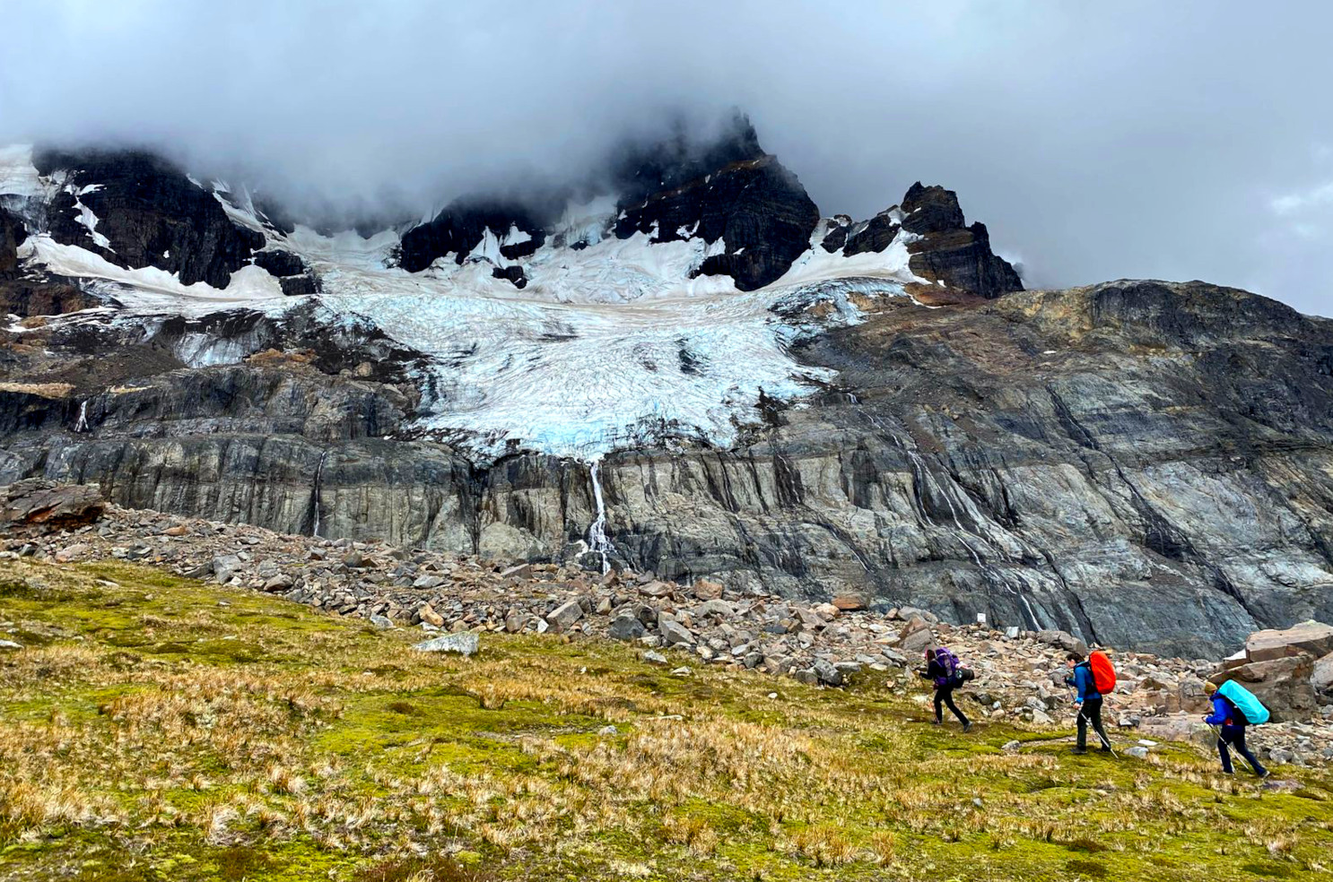 Personas caminando y glaciar
